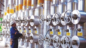 Engineer working on the Feed Header of the OP-2 ethylene plant, Deer Park,2004