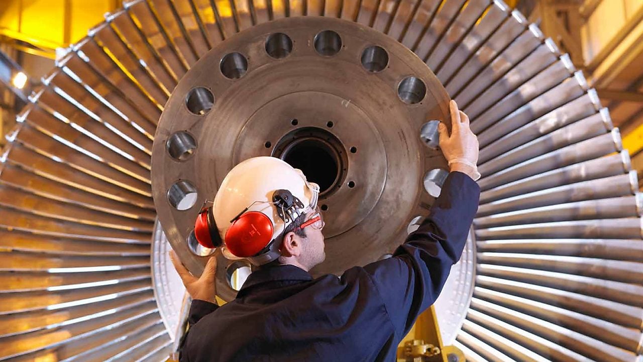 Discipline engineer moving a heavy machine hub