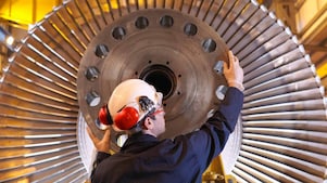 Discipline engineer moving a heavy machine hub