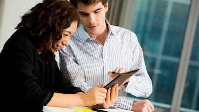 Two people discussing how to apply for a job at Shell