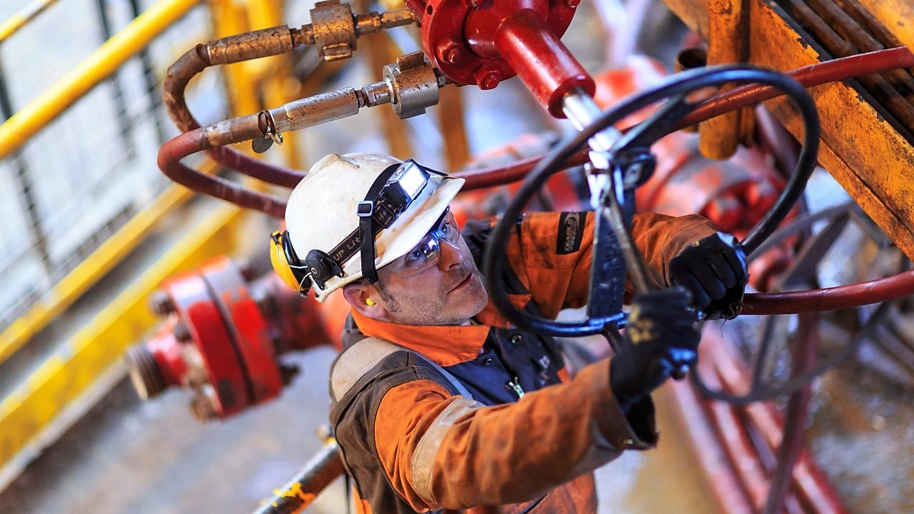 Man working on a platform with full safety uniform