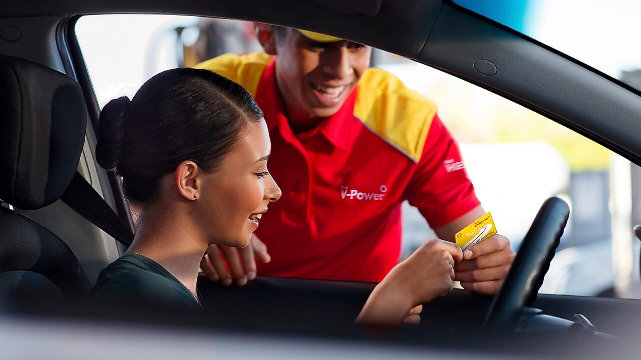 Employee giving Shell Clubsmart